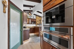 Fridge, microwave, oven, stovetop - Salty Cove Waterfront - Pool, Dock, Kayaks - Gulf Access (Hernando Beach)