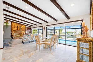 Interior - Salty Cove Waterfront - Pool, Dock, Kayaks - Gulf Access (Hernando Beach)