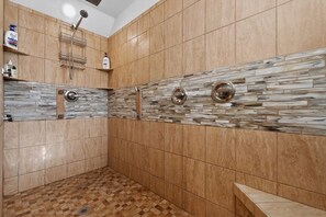 Shower, hair dryer, bidet, towels - Salty Cove Waterfront - Pool, Dock, Kayaks - Gulf Access (Hernando Beach)