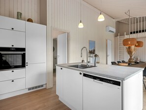 Kjøleskap, oppvaskmaskin og kjøkkenutstyr
