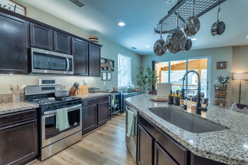 Luxury Tahoe adjacent- 4-Bedroom Retreat - Family-Friendly North Reno Escape