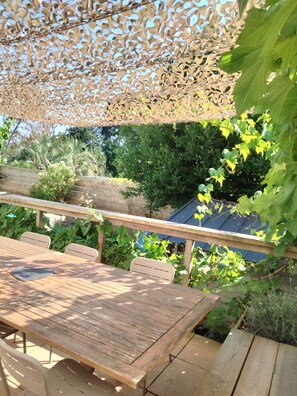 Outdoor dining - Town house with swimming pool (Vannes)