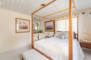 A four-poster bed with a canopy, a bedside table with a lamp, and a bench. - Ripple Inn: private retreat mins to the Gulf (South Venice)