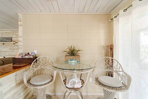 Dining - Ripple Inn: private retreat mins to the Gulf (South Venice)