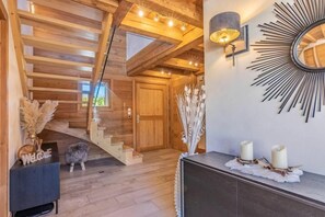 Interior - Chalet, 1st floor, hammam, terrace, fireplace or stove, parking, ski locker, 175m², Megève (Megève)