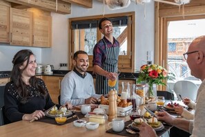 Dining - Chalet, 1st floor, hammam, terrace, fireplace or stove, parking, ski locker, 175m², Megève (Megève)