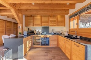 Private kitchen - Chalet, 1st floor, hammam, terrace, fireplace or stove, parking, ski locker, 175m², Megève (Megève)