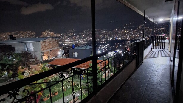 A balcony with a view of a cityscape at night. - Beautiful apartment overlooking medellin (Medellín)