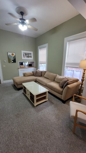 Living area - Sunny West End 1 BR w/ High Ceilings & Parking (Portland)