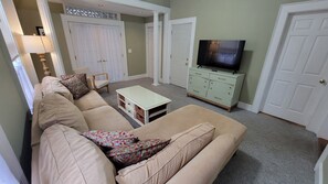 Living area - Sunny West End 1 BR w/ High Ceilings & Parking (Portland)