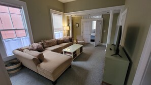 Living area - Sunny West End 1 BR w/ High Ceilings & Parking (Portland)