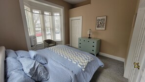 Free WiFi, bed sheets - Sunny West End 1 BR w/ High Ceilings & Parking (Portland)