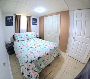 Room -  Unique Stay- Meet our pet Goat Mila- Near 
I-75 & Shops - Pet Friendly (Cleveland)