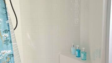 Douche, sèche-cheveux, serviettes fournies, savon