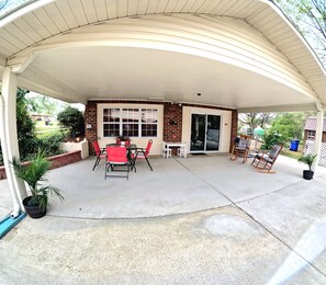 Outdoor dining -  Unique Stay- Meet our pet Goat Mila- Near 
I-75 & Shops - Pet Friendly (Cleveland)