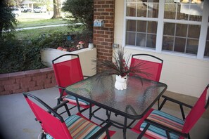 Outdoor dining -  Unique Stay- Meet our pet Goat Mila- Near 
I-75 & Shops - Pet Friendly (Cleveland)