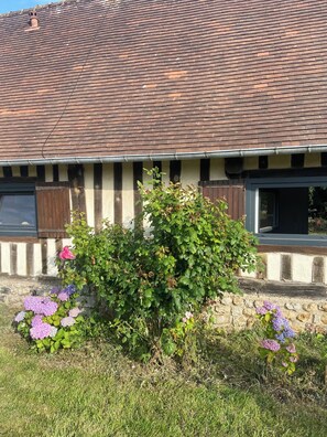 Exterior detail - Authentic Normandy farmhouse near a Seine nature reserve (Saint-Samson-de-la-Roque)