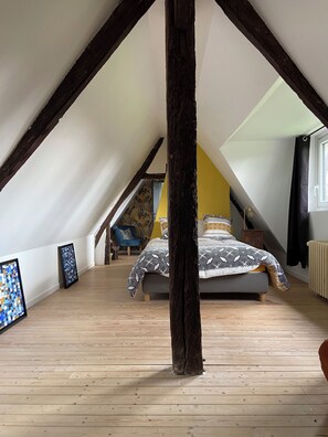 3 bedrooms, desk, iron/ironing board, travel cot