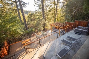 Outdoor dining - Vista Retreat + Private Studio: Hot Tub + Tastings (Guerneville)