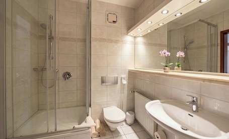 Comfort Double or Twin Room, Non Smoking | Bathroom. FlexInn Hotel Gelsenkirchen