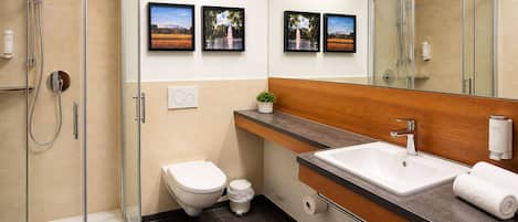 Habitación Confort con 1 cama doble o 2 individuales, no fumadores | Baño | Artículos de higiene personal gratuitos, secador de pelo y toallas