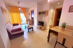 Living area - Enjoy an unforgettable stay in this charming flat located in the most central area of the urbanisation, on the second line of the beach. Perfect for families and groups of friends, this flat offers all the necessary comforts for a relaxing and enjoyable  (OROPESA)