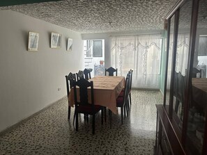 Room, 1 Bedroom, Balcony | Ruang makan