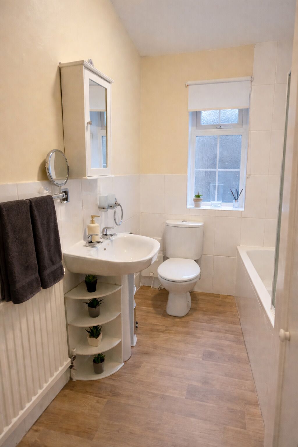 Haartrockner, Handtücher, Seife, Toilettenpapier