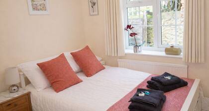 Wheatley Oxford Cottage with Parking & Garden