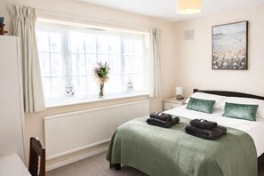 3 bedrooms, iron/ironing board, WiFi, bed sheets - Wheatley Oxford Cottage with Parking & Garden (Wheatley)