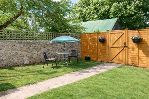 Outdoor dining - Wheatley Oxford Cottage with Parking & Garden (Wheatley)