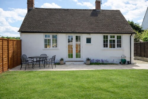 Wheatley Oxford Cottage with Parking & Garden