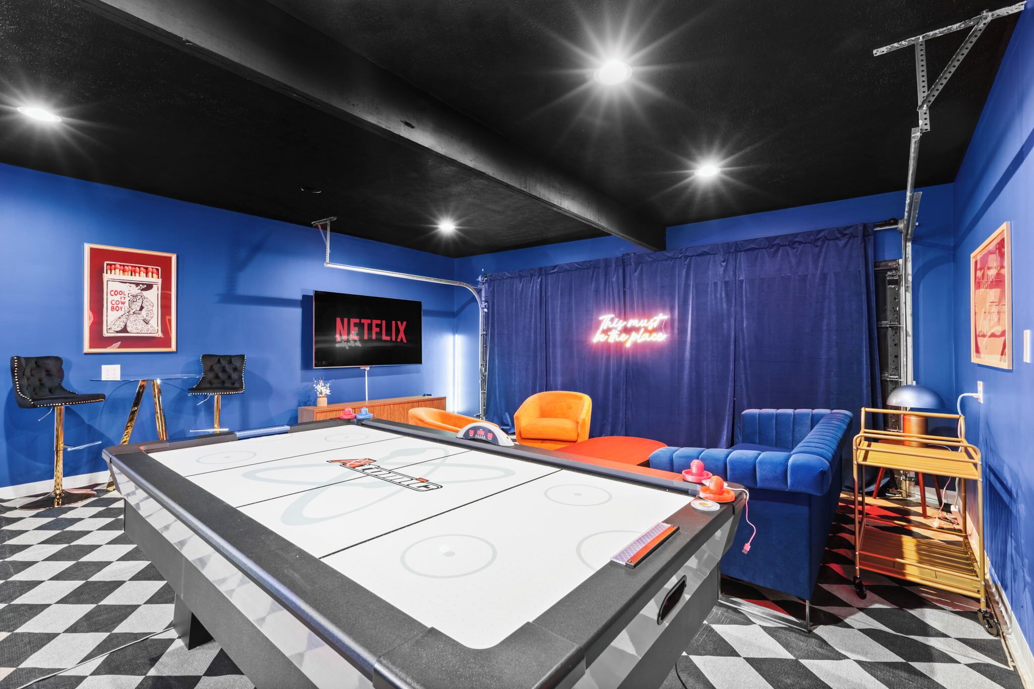 New Indy Game House- Theater + Arcade - Sleeps 12 - Indianápolis, IN