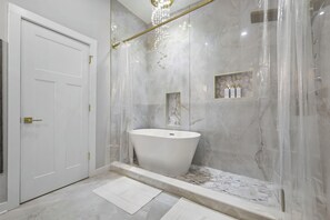 Shower, hair dryer, towels, soap - New Indy Game House- Theater + Arcade - Sleeps 12 (Indianapolis)