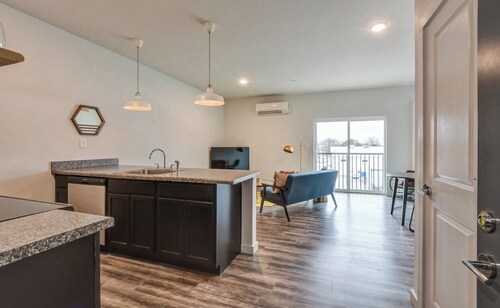 Top Floor Apartment Downtown Clarksville