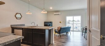 Top Floor Apartment Downtown Clarksville