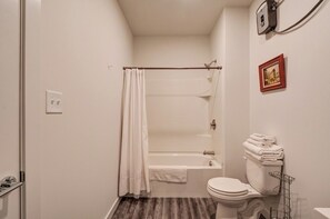 Towels, soap, toilet paper - Top Floor Apartment Downtown Clarksville (Clarksville)
