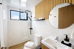 Een douche, een haardroger, handdoeken, zeep