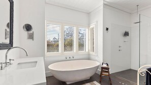Shower, hair dryer, towels - Mulgrave House & Cottage (Bellawongarah)