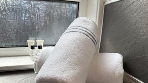 Shower, hair dryer - Stylish Edinburgh Stay | Fast Wi-Fi & Parking (Edinburgh)