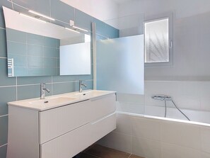 Bathroom - AQUI SIAN BEN by Interhome (L'isle sur la Sorgue)