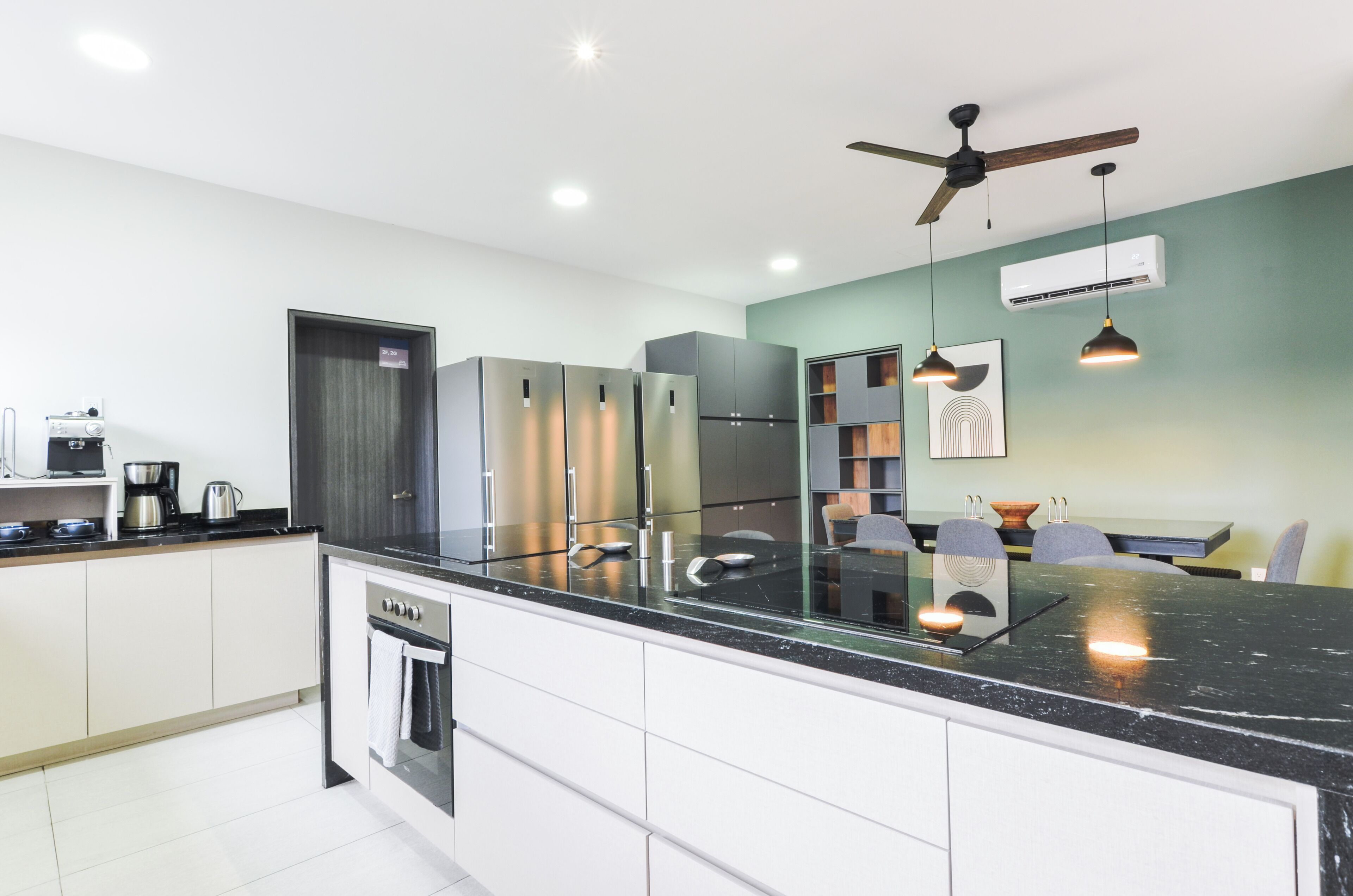 Geladeira grande, micro-ondas, fogão, cooktop