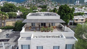 Outdoor dining - Casa Curie (Monterrey)