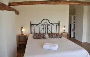 2 slaapkamers, een strijkplank/strijkijzer, beddengoed