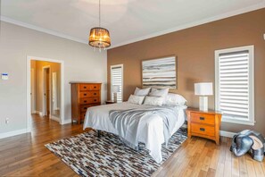 5 bedrooms, desk, iron/ironing board, free WiFi
