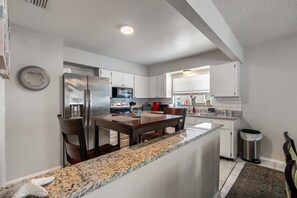 Fridge, microwave, oven, stovetop - Palm Harbor Pool Home Near Beaches and Golf (Palm Harbor)