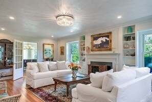 Smart TV, books, stereo - Updated Historic House in Peaceful Garden Setting (Hendersonville)