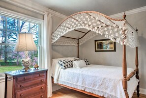 6 bedrooms, desk, iron/ironing board, free WiFi - Updated Historic House in Peaceful Garden Setting (Hendersonville)