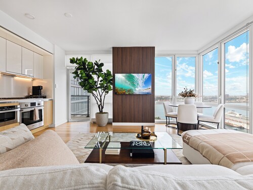 Corner 2BR Skyline Views, High Floor, Walk to Times Square