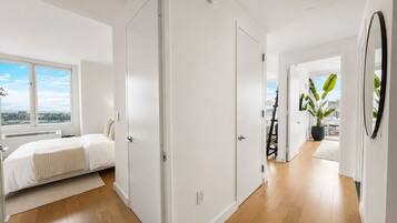 2 quartos, ferros/tábuas de passar roupa, Wi-Fi, roupa de cama